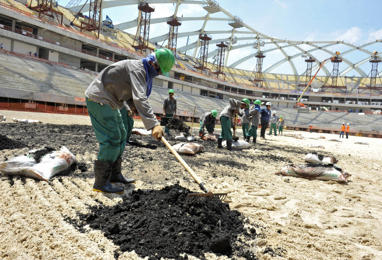 انتهاكات فاضحة بحق العمال في ورشات مونديال قطر