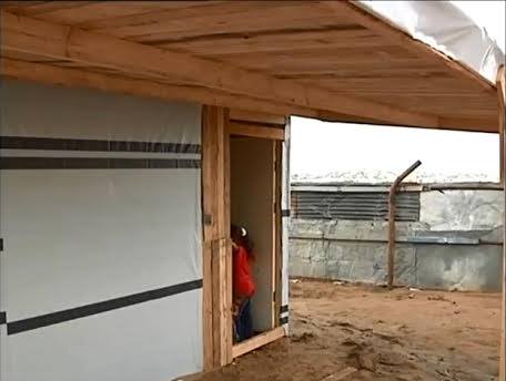 بالصور: طوق النجاة لمن فقد بيته في غزة منزل خشبي