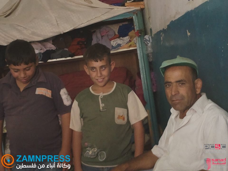 أسرة تعيش في بيت غارق بالحرمان أسرة فقيرة