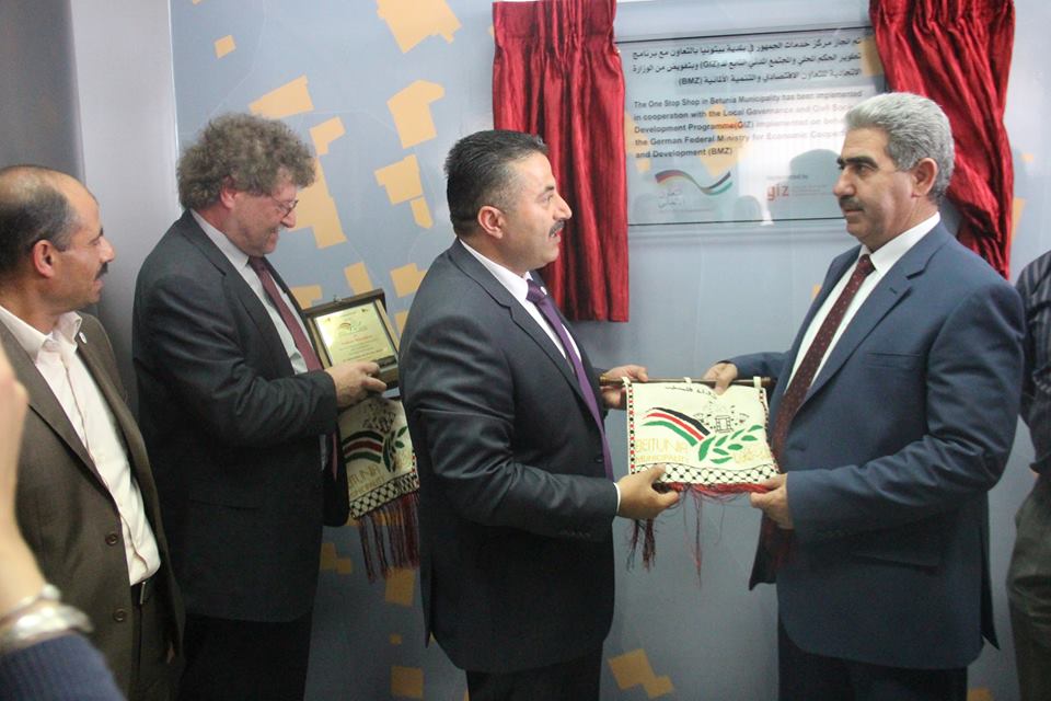 افتتاح مركز خدمات الجمهور في بلدية بيتونيا وسط حضور رسمي اخبار فلسطين