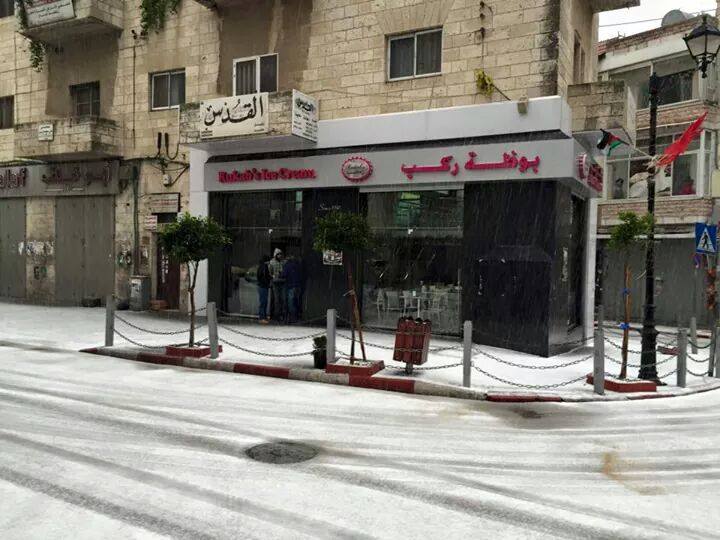 إغلاق طرق في رام الله والبيرة مع بدء تراكم الثلوج اغلاق طرق