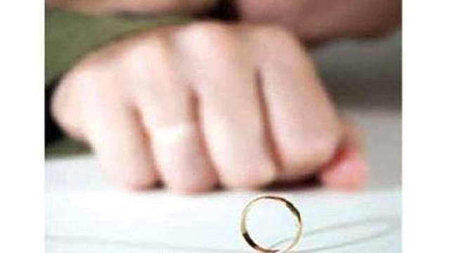 دلال..بين الأهل والزواج والطلاق..قصة أحلامٍ تحولت لكابوس خاتم زواج