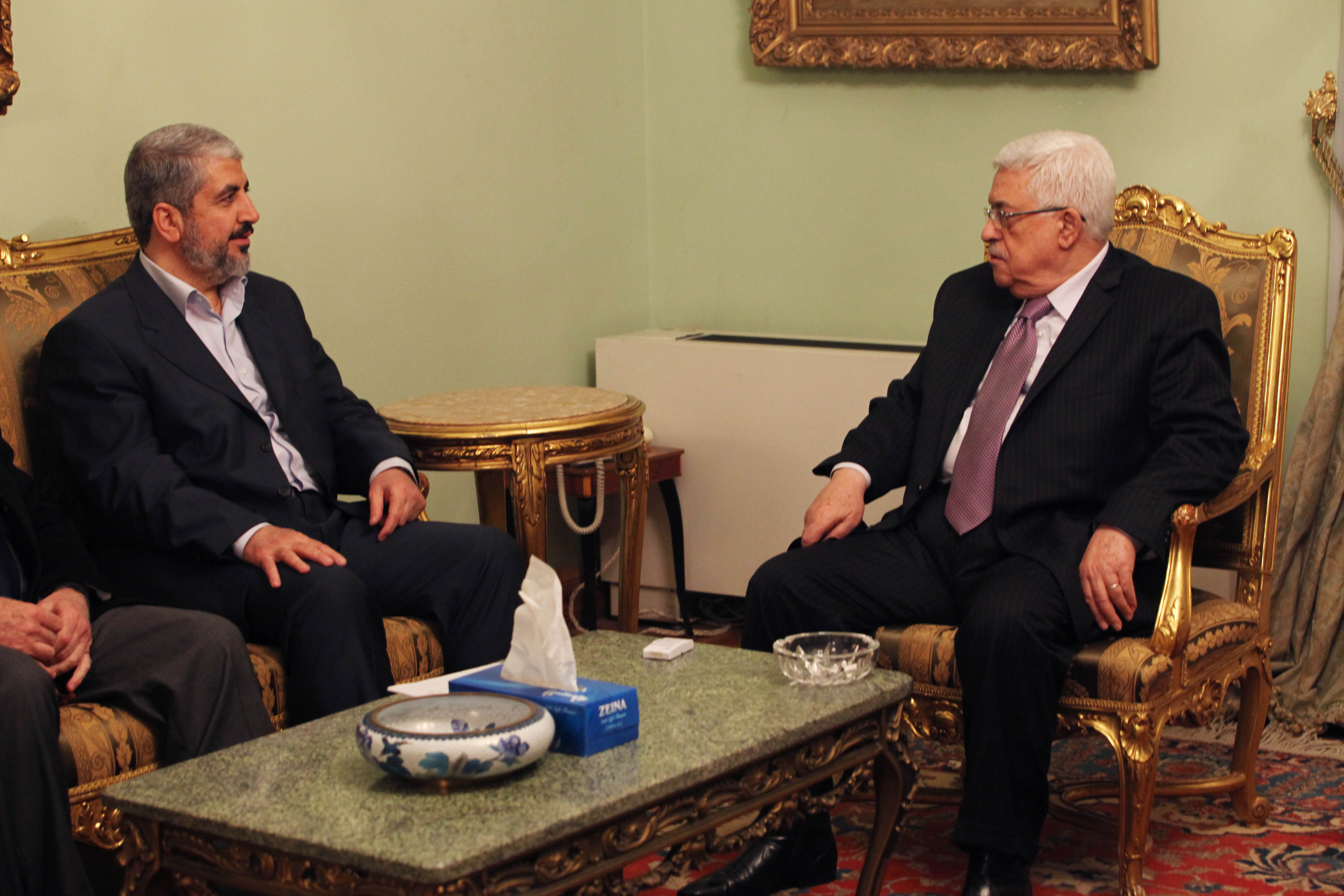 اتصالات للقاء بين عباس ومشعل في الدوحة