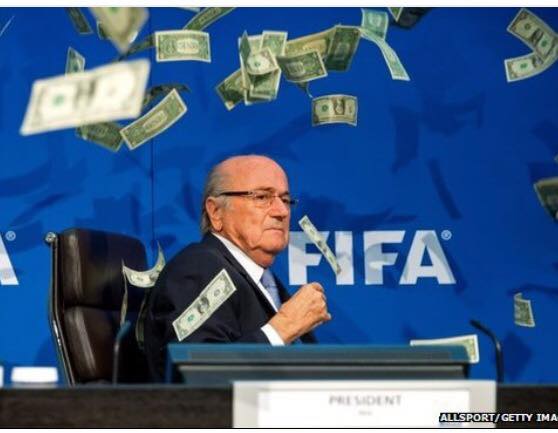 فيديو: محتج يلقي نقودًا غير حقيقية على بلاتر فيديو: محتج يلقي نقودًا غير حقيقية على بلاتر