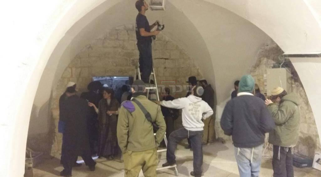 عمال إسرائيليون يرممون "قبر يوسف" بنابلس عمال اسرائيليون