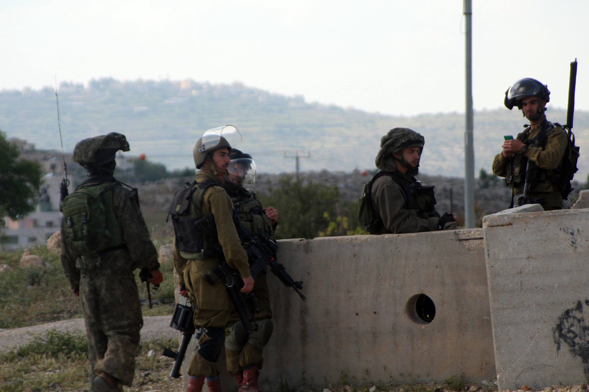 جنود يصادرون العلم الفلسطيني من على منزل بسلواد