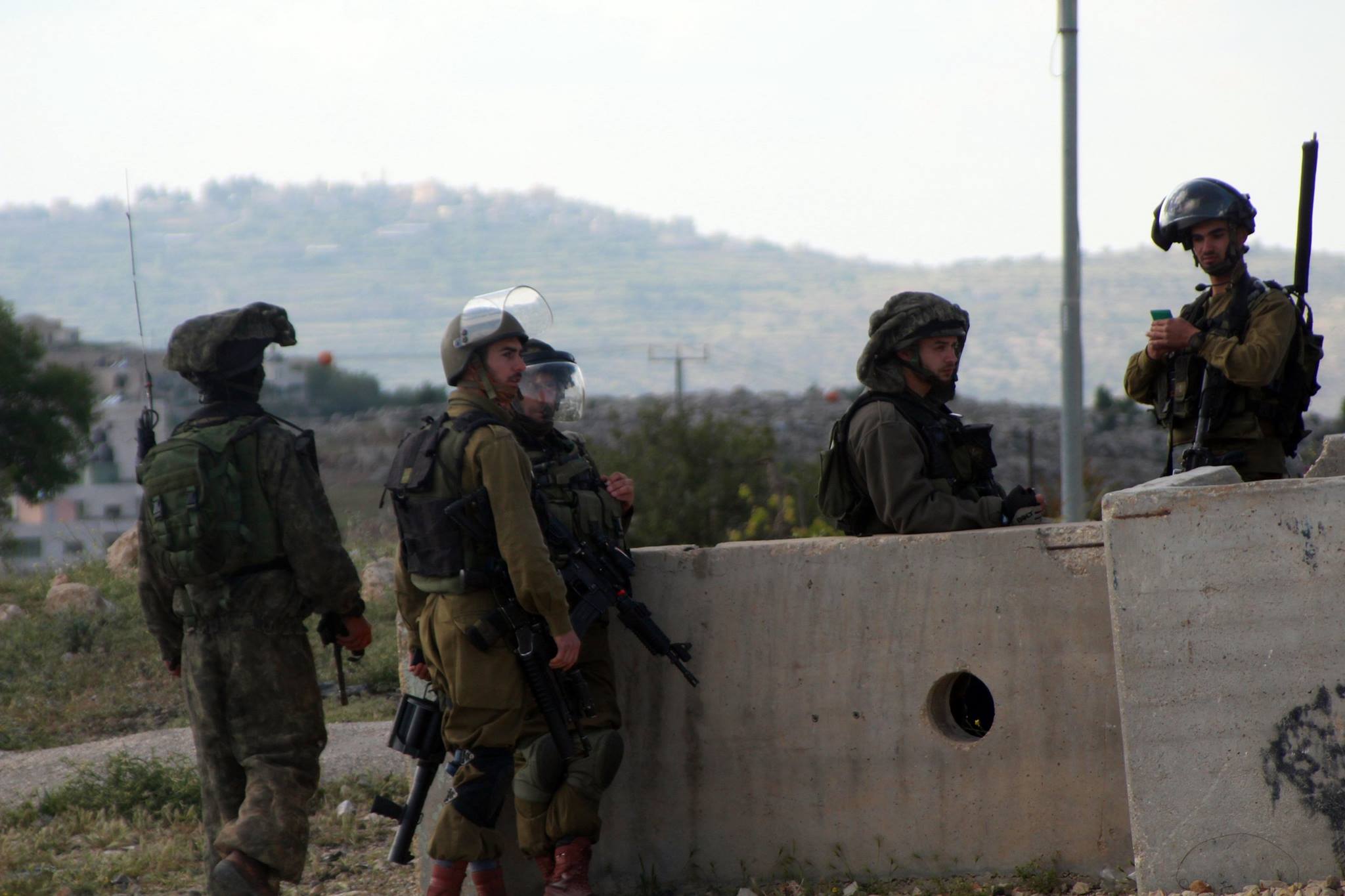 جنود يصادرون العلم الفلسطيني من على منزل بسلواد جنود يصادرون العلم الفلسطيني من على منزل بسلواد
