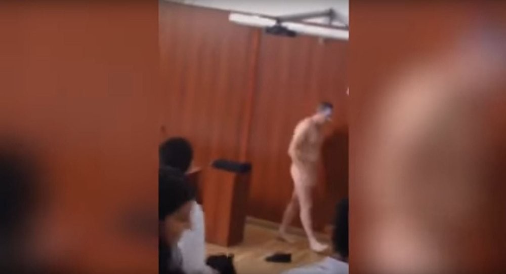 بالفيديو: مدرسٌ يتعرى بشكل كامل أمام الطلاب.. ويثير ضجة! بالفيديو: مدرسٌ يتعرى بشكل كامل أمام الطلاب.. ويثير ضجة!