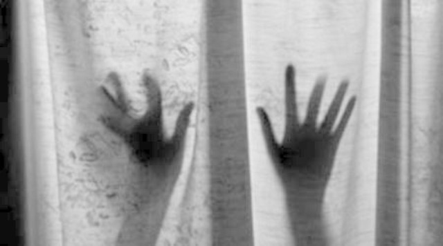 مداعبات وعصب عيون..مدرسٌ اغتصب 30 تلميذة