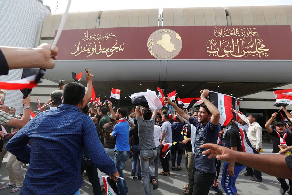 صور | متظاهرون يقتحمون المنطقة الخضراء ببغداد  
