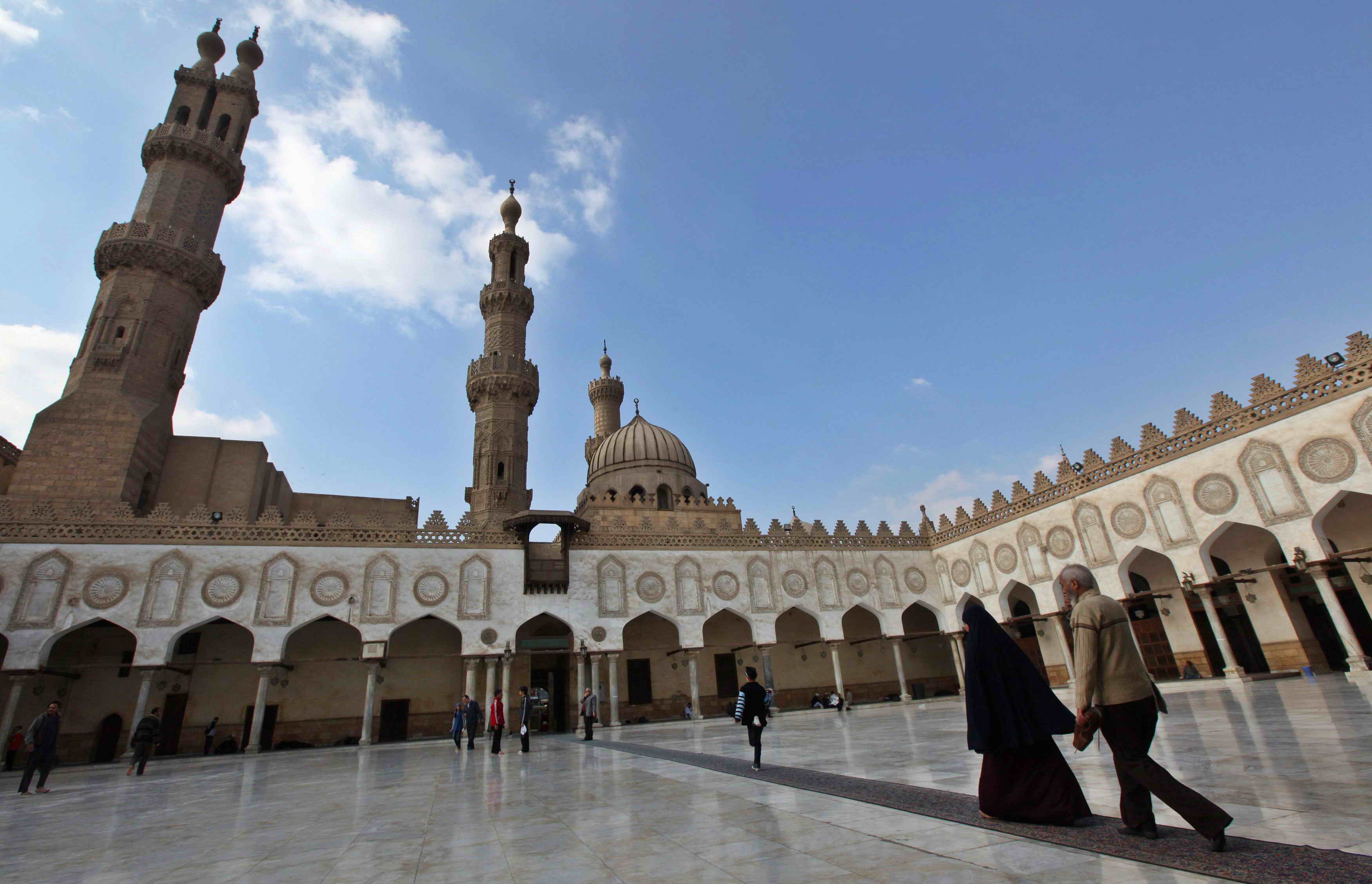 الأزهر للمسلمين: تجاهلوا رسم النبي في الصحيفة الفرنسيّة الأزهر للمسلمين: تجاهلوا رسم النبي في الصحيفة الفرنسيّة