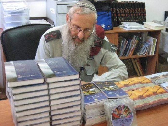 الحاخام الأكبر لجيش الاحتلال أباح اغتصاب النساء أثناء الحرب اغتصاب