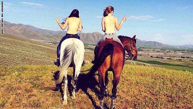 بعد الـ"سيلفي"..موضة جديدة تجتاح مواقع التواصل الاجتماعي موضة جديدة في الفيسبوك