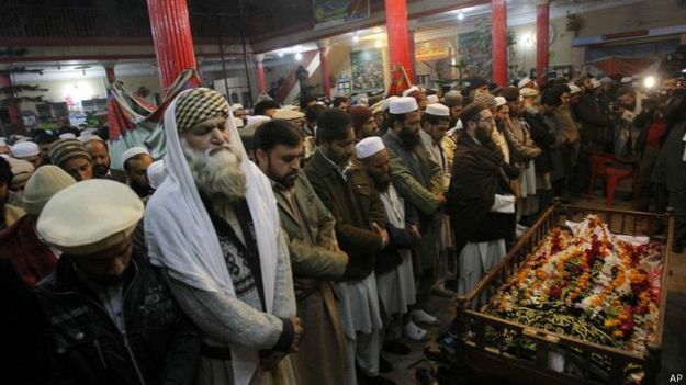 "طالبان" تدين قيام أفراد ينتمون لها بقتل 141 شخصا في بيشاور حركة طالبان