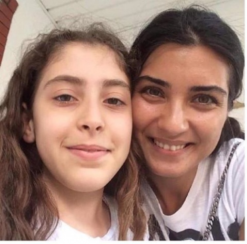 صورة للممثلة التركية المعروفة بـ "لميس" تنتشر .. ومن هذه الفتاة برفقتها؟ الصورة