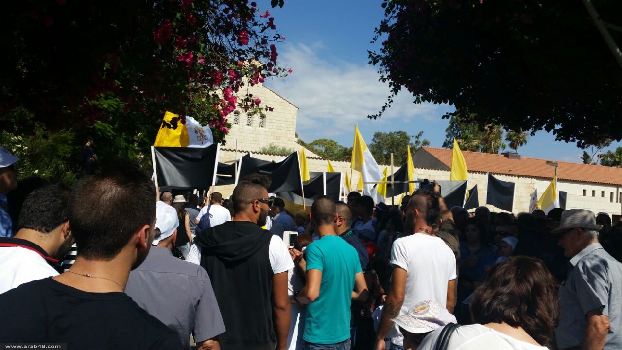 تظاهرة احتجاجًا على حرق متطرفين يهود كنيسة بطبريا تظاهرة احتجاجًا على حرق متطرفين يهود كنيسة بطبريا