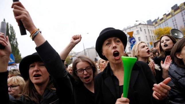 نساء بولندا تتوقف عن القيام بواجباتهن الزوجية تظاهرات في بولندا