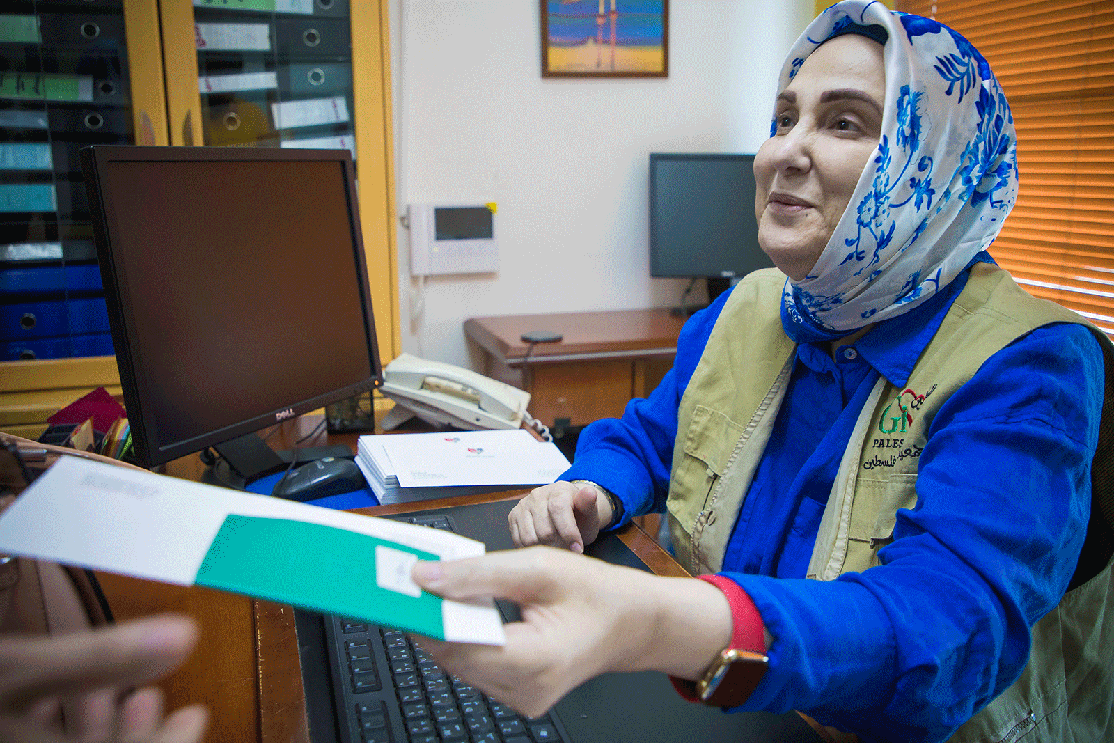بقيمة 90 ألف دولار «عطاء فلسطين» توزع مساعدات غذائية ومالية للأيتام والأسر العفيفة