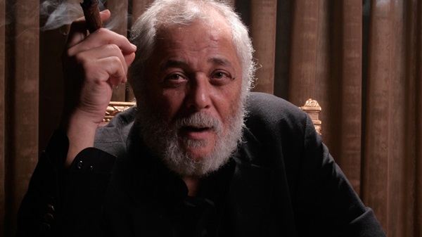 شاهد: الفنان الراحل محمود عبد العزيز يروي تجربته مع الحياة