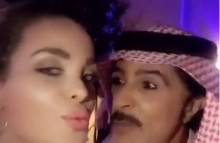 بإحدى الخيم الرمضانيّة.. قُبلة من دومينيك لعبدالله بالخير
