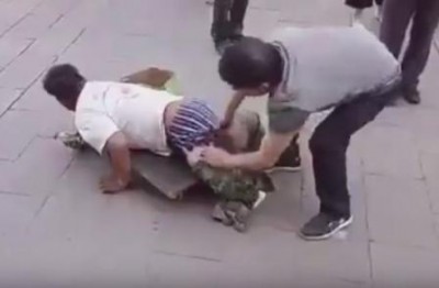 فيديو: نزع سروال متسول بتور القدمين فكشف عن مفاجأة