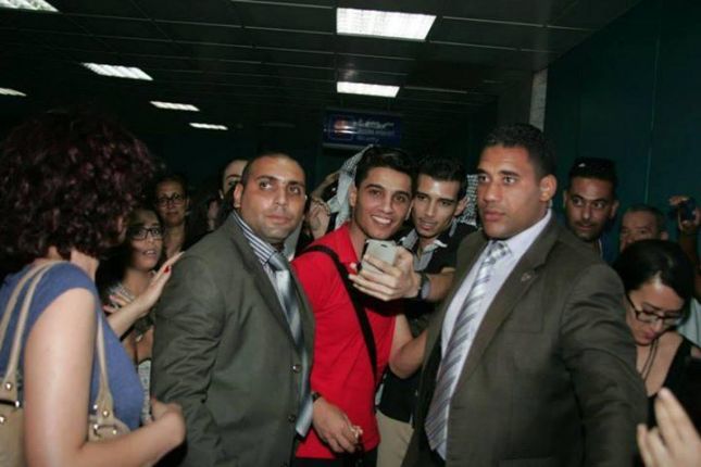 فتاة تتقدم لخطبة محمد عساف في مطار الأردن..وهذا رده عليها