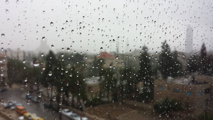 أجواء باردة نسبيًا وفرصة لأمطار متفرقة حتى الأحد