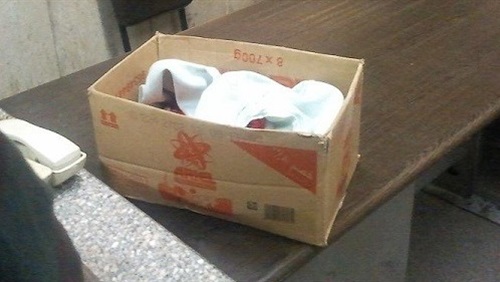 العثور على رضيعة أمام مسجد جنوب الخليل