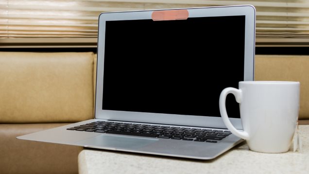 مدير FBI يحذر وينصح: لهذا السّبب غطّوا كاميرا “اللاب توب”