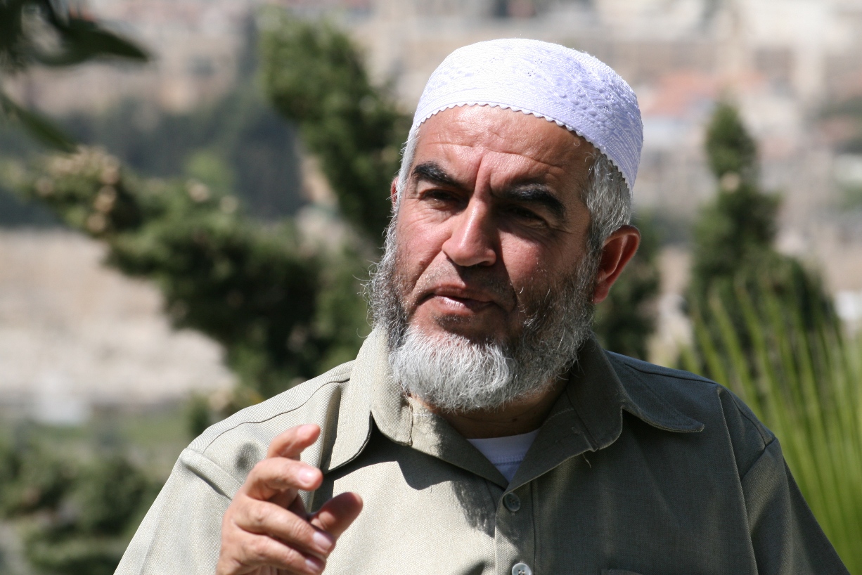 الشيخ رائد صلاح يوقف إضرابه عن الطعام