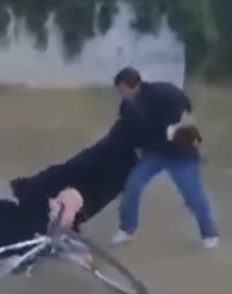 شاهدوا كيف حاول هذا الرجل ذبح زوجته بالشارع!