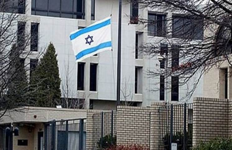 إيرانيان يواجهان اتهامات بالإرهاب بعد تصوير السفارة الإسرائيلية في كينيا زمن برس، فلسطين: قال محامون إن إيرانيين اثنين وسائقهما الكيني الذي يعمل بالسفارة الإيرانية في نيروبي بكينيا وجهت إليهم اتهامات اليوم الخميس بجمع معلومات لعمل إرهابي بعد قيامهم بتصوير السفارة الإسرائيلية. ووفقا للائحة اتهام قدمت في المحكمة فإن سيد نصر الله إبراهيمي وعبد الحسين جولا صفاف والسائق موسى كياه ممبوجا "ضبطوا وهم يقومون بتصوير لقطات فيديو للسفارة الإسرائيلية… للاستخدام في ارتكاب عمل إرهابي". وقالت وثائق المحكمة إن الرجال الثلاثة كانوا في سيارة تابعة للسفارة الإيرانية عندما ألقي القبض عليهم يوم الثلاثاء. ولم يتضح الوضع الدبلوماسي للرجلين الإيرانيين. ولم ترد السفارة الإيرانية على طلبات للتعقيب. وقال محامي الدفاع كوهين أمانايا لرويترز بعد مثول الرجال الثلاثة في المحكمة “موكليً أنكروا الاتهامات وهم محتجزون لدى وحدة شرطة مكافحة الإرهاب الكينية لمزيد من الاستجواب.” وقال ممثل الادعاء دونكان أونديمو إن الإيرانيين كانا في زيارة لكينيا لكنه لم يذكر مزيدا من التفاصيل. وشهدت كينيا هجمات متكررة من متشددين إسلاميين في الأعوام القليلة الماضية ل