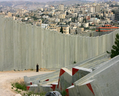 الجدار الفاصل لا يؤثر في الحدود السياسية ولا في الفلسطينيين الجدار الفاصل