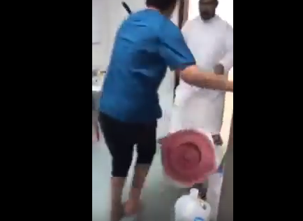 فيديو: أب يضرب ابنه بسبب سيجارة