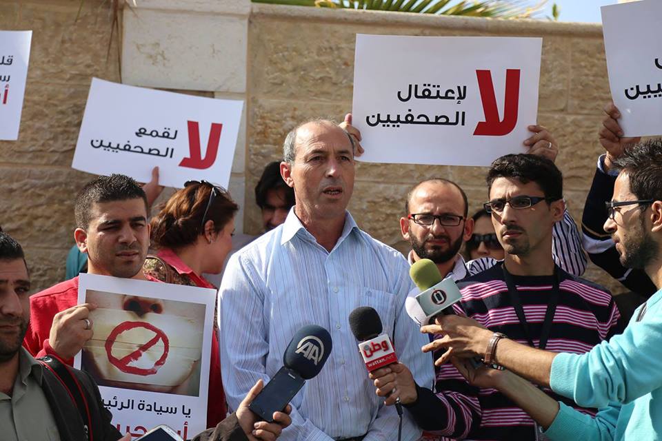 الاحتلال يحتجز الصحفي نزال في "عتصيون"