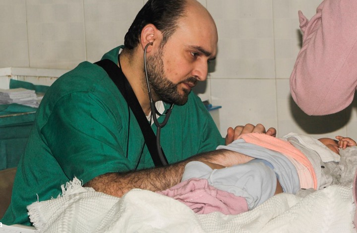 حلب تبكي طبيب أطفالها الذي رفض الهرب من “جحيم” مدينته