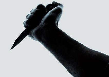 معجب يطعن مطربة رفضت هديته