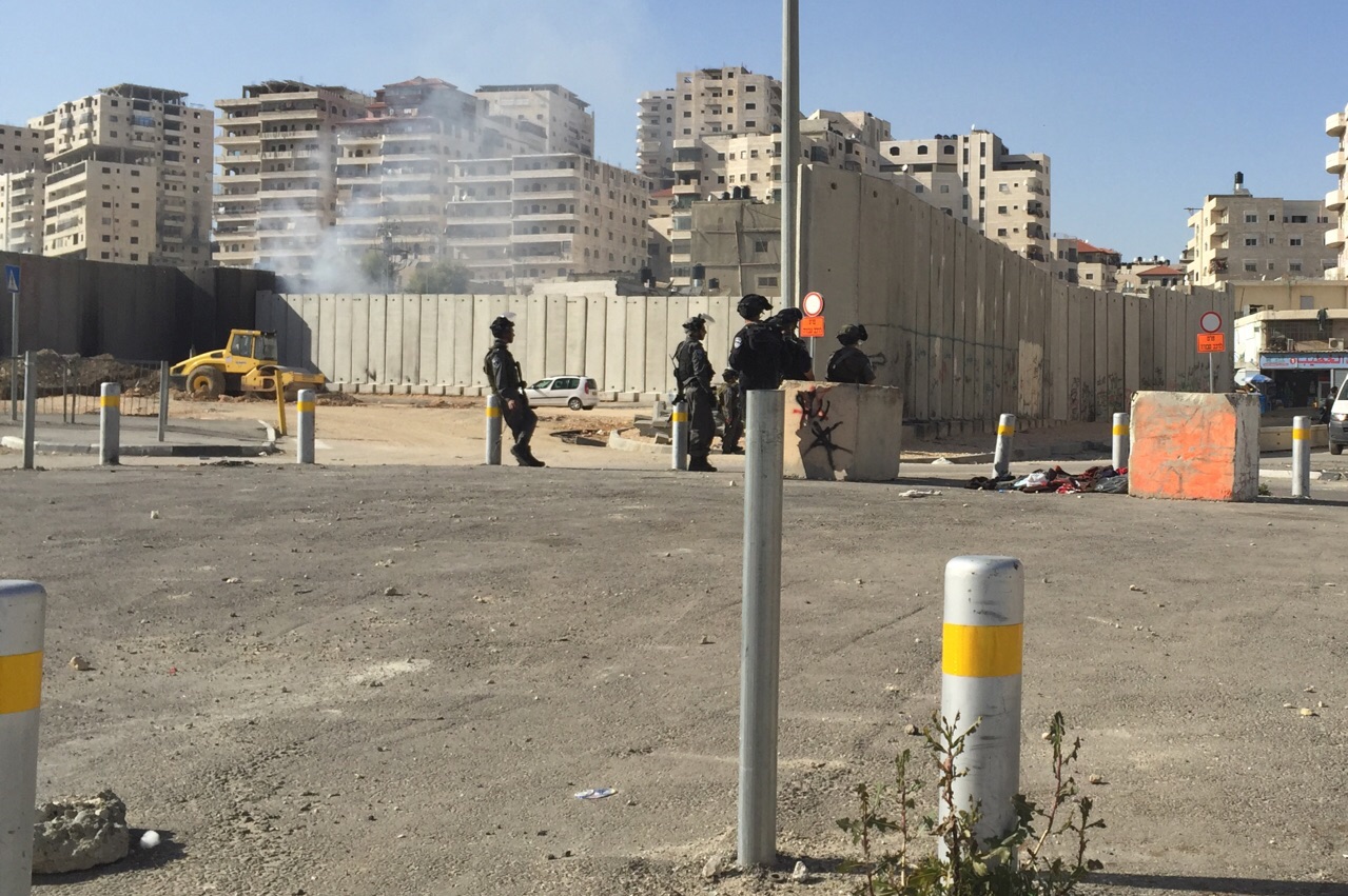 مداهمة منزل مقدسي في الطور بعد اعتقاله مداهمة منزل مقدسي في الطور بعد اعتقاله