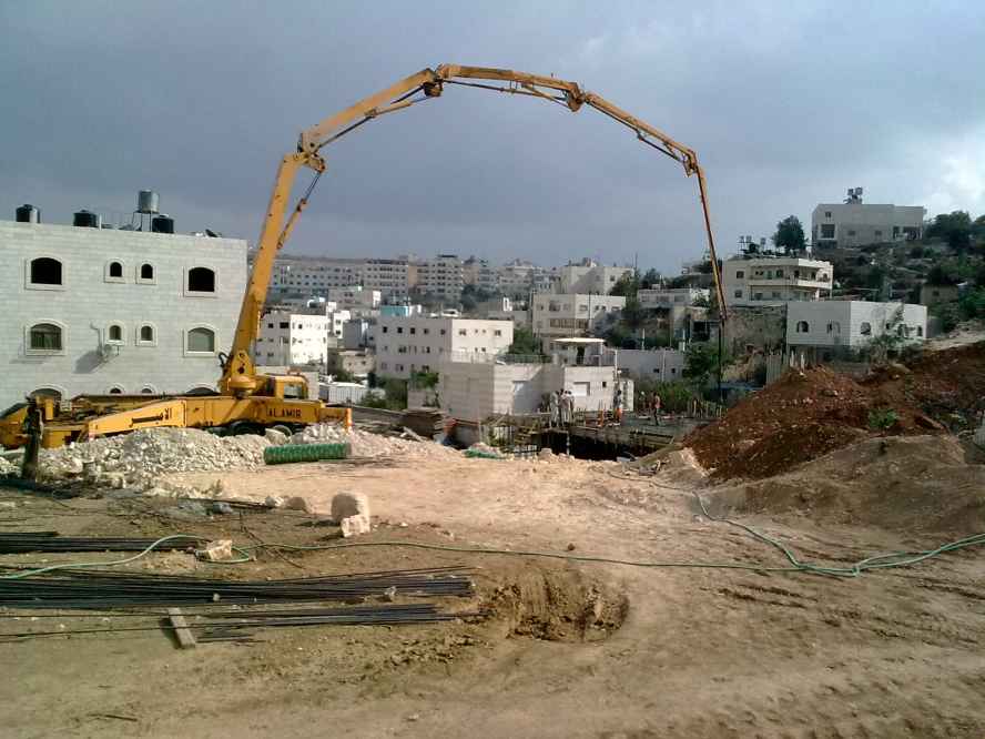 مصرع عاملين اثر سقوط رافعة اسمنت عليهما شرق رام الله رافعة بناء