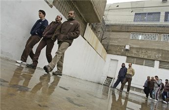الأسرى في "عوفر" يشتكون من تركيب أجهزة تشويش تؤثر على صحتهم الاس