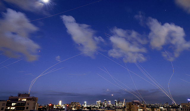 حرب على إيران واغتيال خامنئي: قتيلة وأكثر من 120 إصابة بإسرائيل واستهداف قواعد أميركية