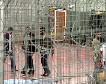 أسير يتعرض للتنكيل بضربه واحتجازه لـ7 ساعات أسرى