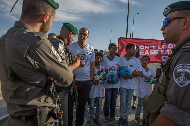 الاحتلال يمنع إقامة مباراة لكرة القدم بين أطفال فلسطينيي على أرضهم المصادرة صورة من الفعالية
