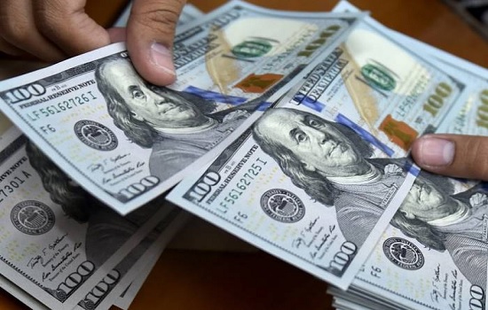 خبراء يكشفون متى يجب الاحتفاظ بالدولار أو التخلي عنه