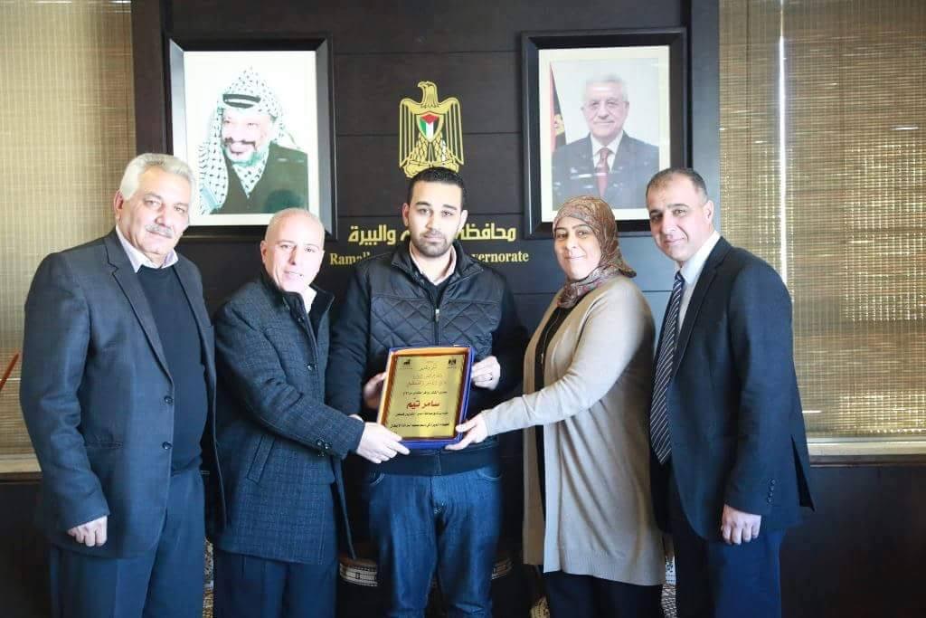 الحركة الأسيرة تُكرم الإعلامي سامر تيم مقدم برنامج عمالقة الصبر الحركة الأسيرة