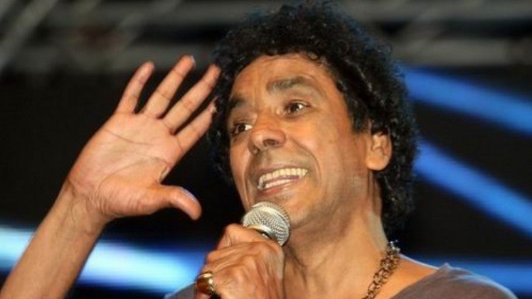 "الملك" يهدي أغنيةً جديدةً للشعب المصري محمد منير