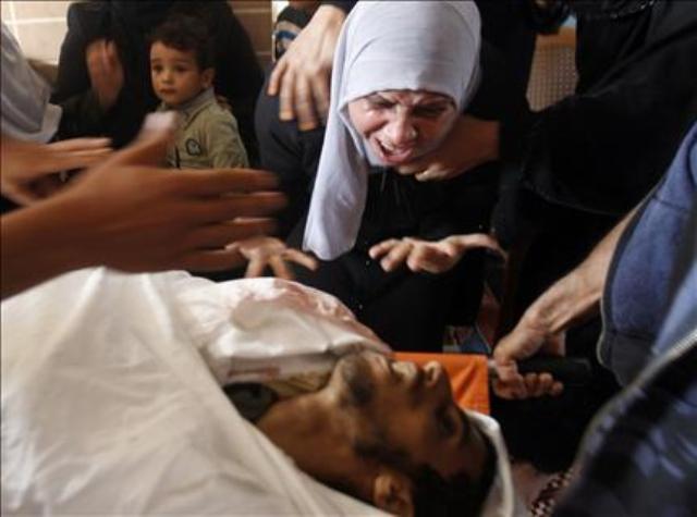 في غزة..حين تحتضن الأم ابنها "شهيداً" بعد غياب 21 يوما! صورة تعبيرية