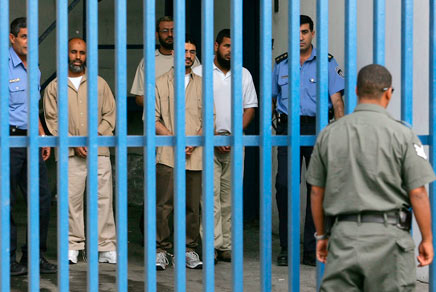 الاحتلال يصدر أوامر اعتقال إداري بحق 20 أسيراً بينهم نائب اعتقال ادري