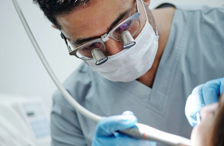 علاج مبتكر للأسنان قد يغني عن الحشوات