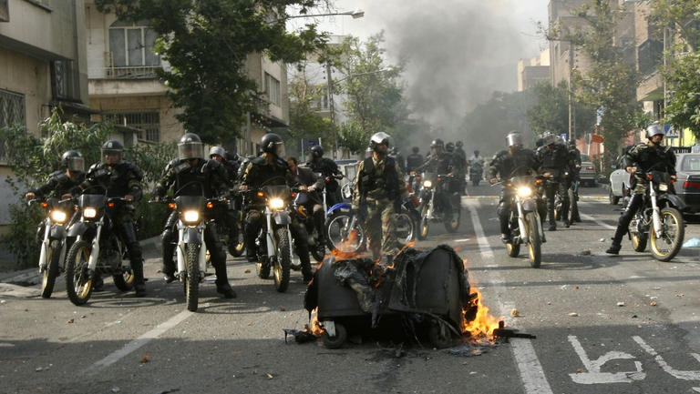 إيران: قمع واعتقالات.. نظام يستفرد بالمحتجين